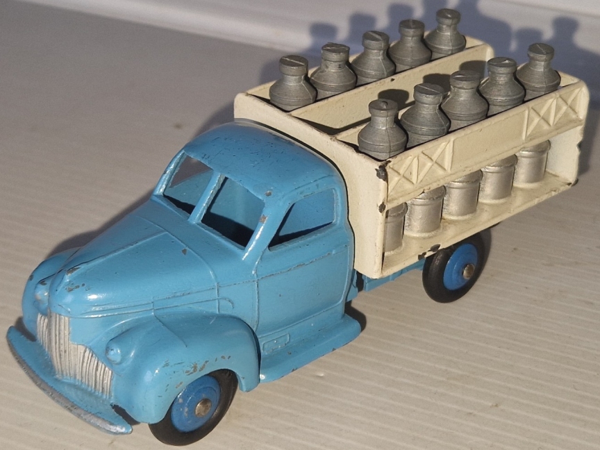 Dinky France 25 O Studebaker Milk Truck, Nestle